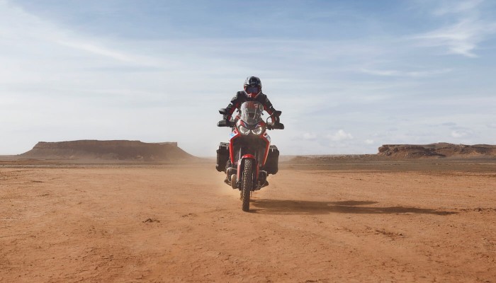 crf1100africatwin-man-product-page-zig-zag-img1-1400x800-v2
