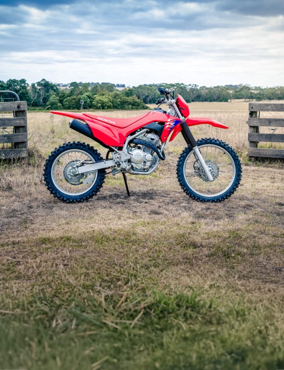 CRF250F crf250f-product-page-hero-mobile-1600x2080-v7853