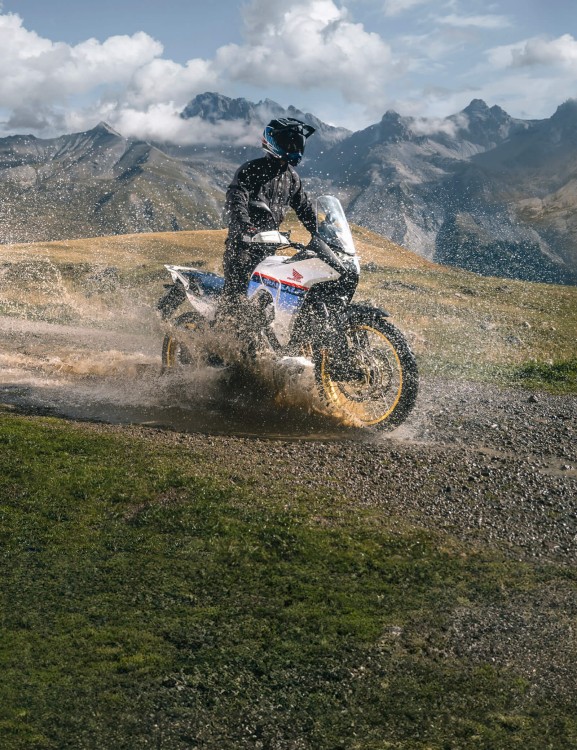 xl750-transalp-product-page-hero-mobile-1600x2080-v2